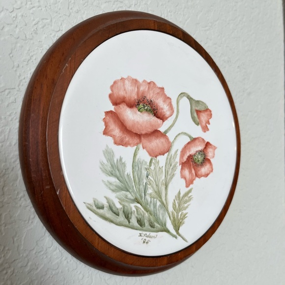 Vintage porcelain and wooden round floral wall art - Picture 3 of 7
